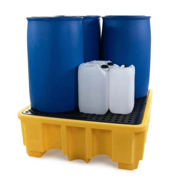High-capacity 4-drum spill pallet with 485 L sump holding drums and cans